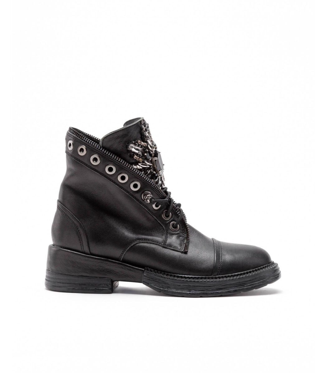 botin con adorno central black