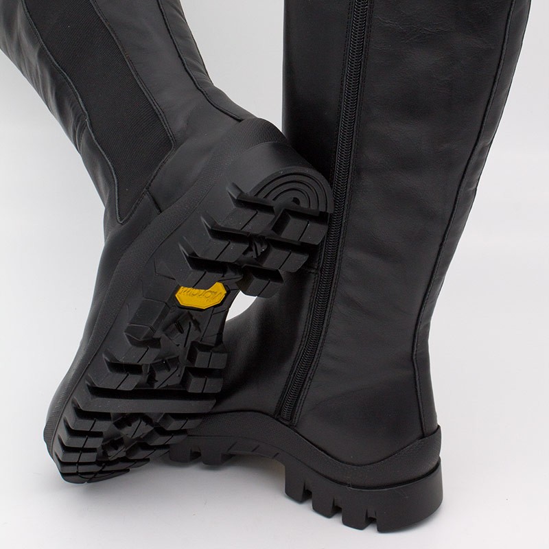 wampu bota de piel con elastico lateral con suela vibram 1